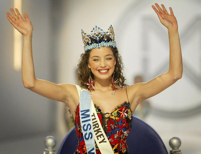 Азра Акын Мисс мира 2002