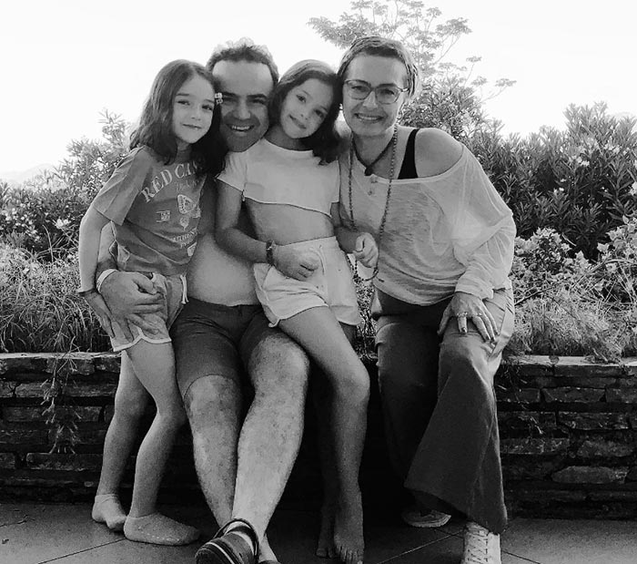 Айча Бингёль с мужем и дочерьми
