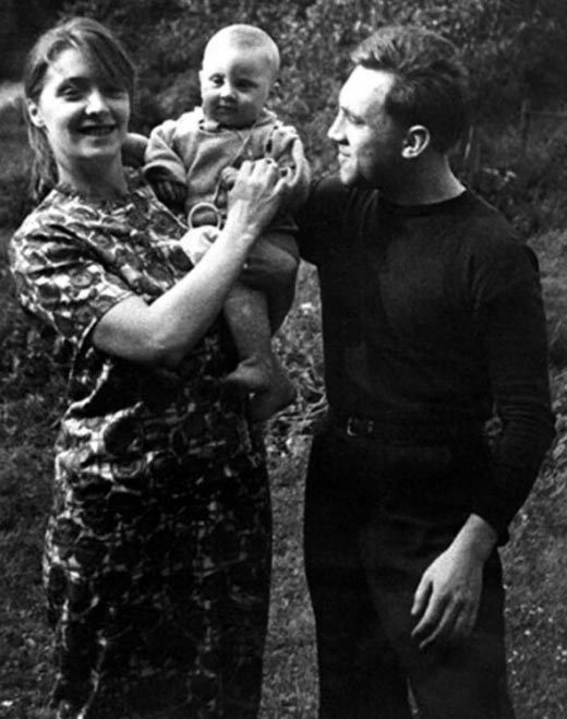 Аркадий Высоцкий в детстве с родителями